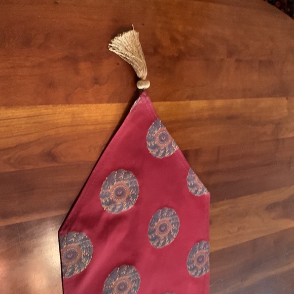 Rich red table runner with Asian motifs, gold tassels - Picture 3 of 5